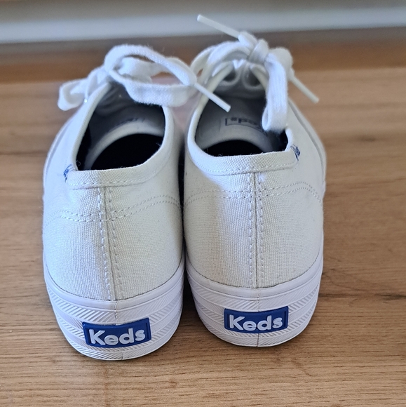 Keds Classic White Lace-Up Sneakers Size 5 - Picture 3 of 9